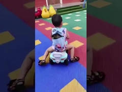 बच्चे कार में सवार होते हैं