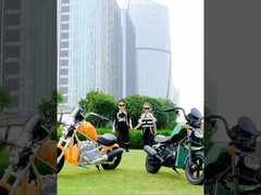 बच्चे म्यूजिक प्लेयर और एलईडी हेडलाइट के साथ इलेक्ट्रिक मोटरसाइकिल पर सवारी करते हैं